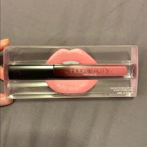 HUDA BEAUTY Cream Lipstick